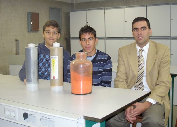 Álvaro, Francisco y D. Rubén en el laboratorio de Química