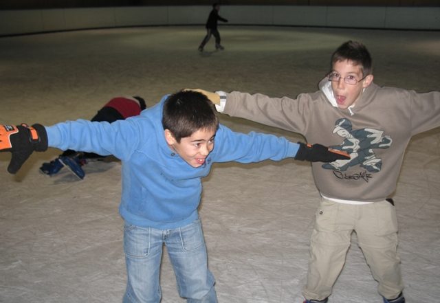 Dos alumnos en la pista de patinaje de Leganés