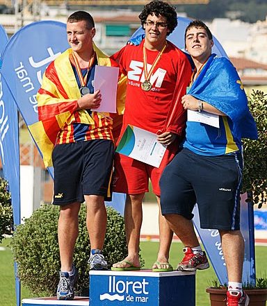Alex del Poyo (en el centro), campeón de España cadete