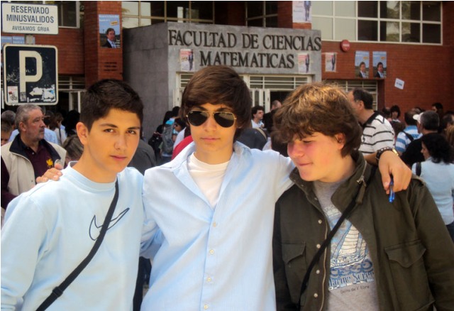Marcos, Ismael y Santiago, a la entrada de la Facultad de Matemáticas