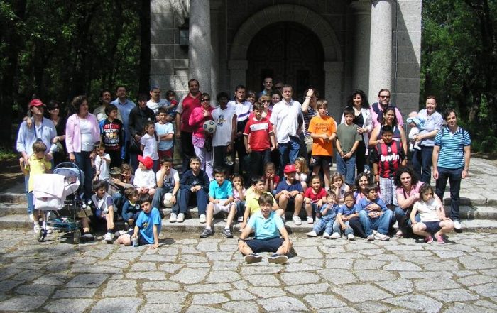 Familias de 5º Primaria en una ermita de El Escorial