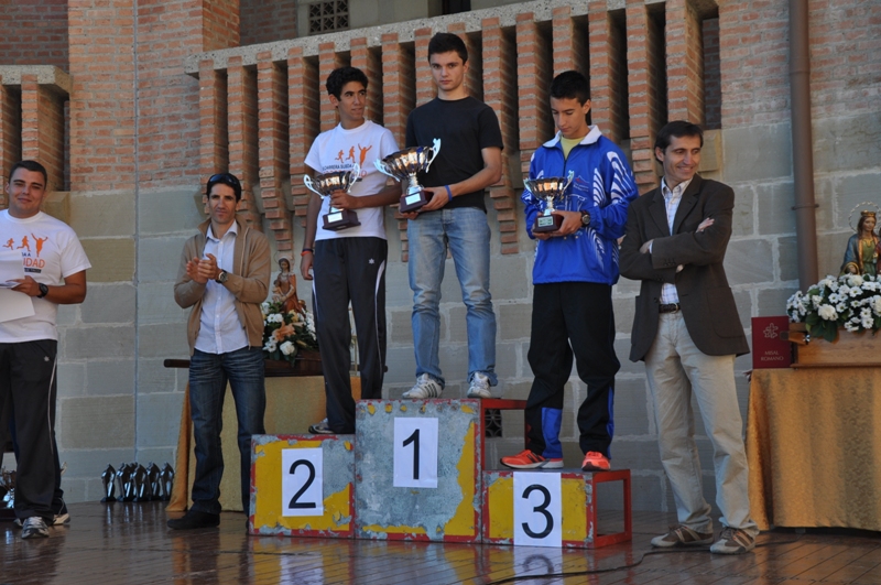 Ganadores de la categoría juvenil (M. Abad en el centro)