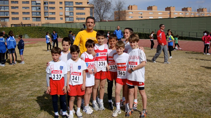 El grupo de atletas con J.A. Coín, atleta del Club y padre de alumno