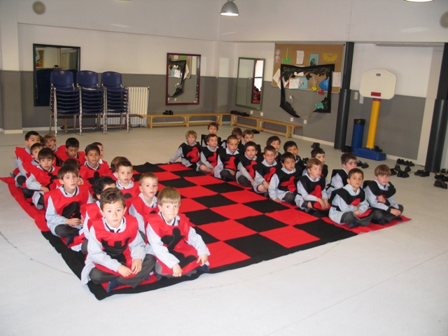 mt_gallery: Madres y alumnos juegan al ajedrez