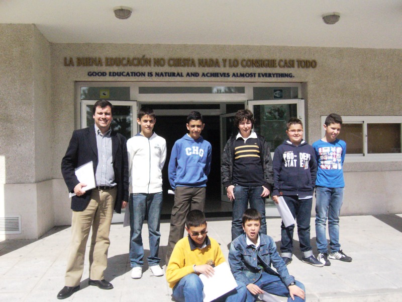D. Raúl con los alumnos del concurso de ortografía
