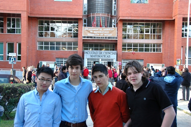 Los alumnos de Bachillerato, antes de entrar en el examen del certamen