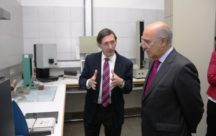 Aurelio explica al director general de Bermont las características del laboratorio