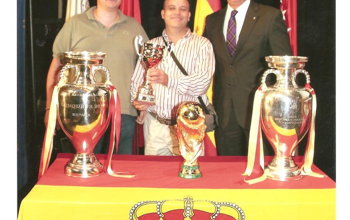 Antonio y Gabriel recogen la copa de campeones 2012