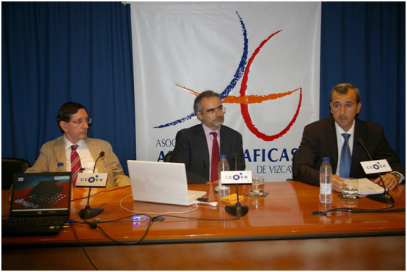 Aurelio M. (izqda.) y Javier R. (ctr.) con Iñaki Garcinuño Zabala presidente de la asociación vizcaína