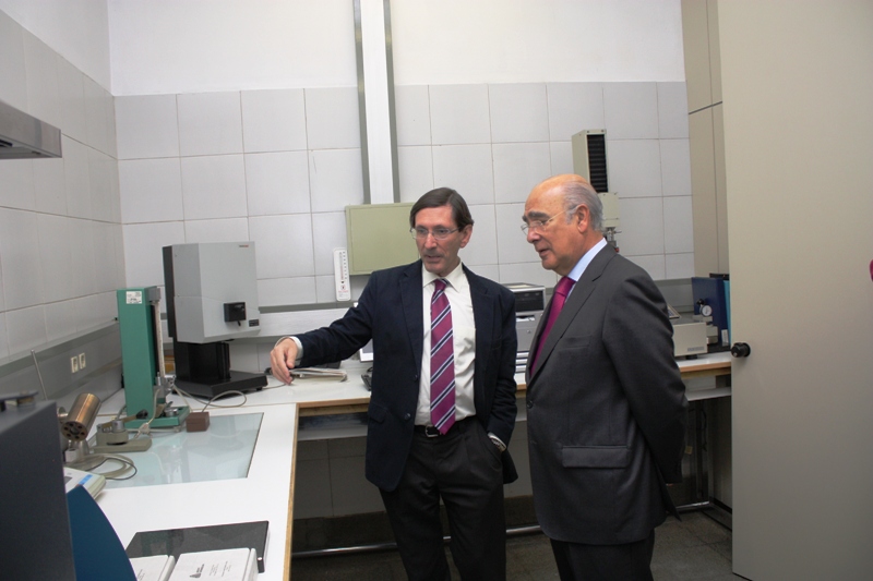 En el laboratorio de papel del ITG Tajamar con un empresario del sector