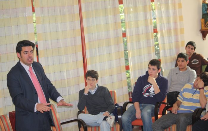 Fidel con alumnos de 2º Bachillerato en una sesión sobre salidas profesionales